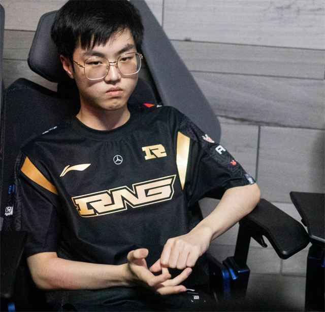 浓眉哥遭遇十五连败，RNG教练面临压力！